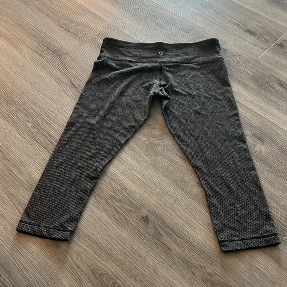 Lululemon gray Capri  length leggings size 8 - Picture 6 of 9